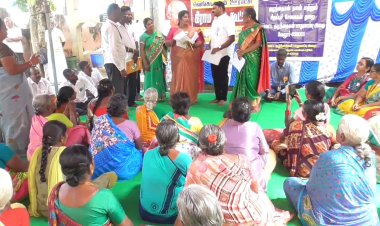 கிராம சபையில் அமரமறுத்த திட்ட அலுவலர்! காலில் காயம் என்பதால் தவிர்த்தாராம்!