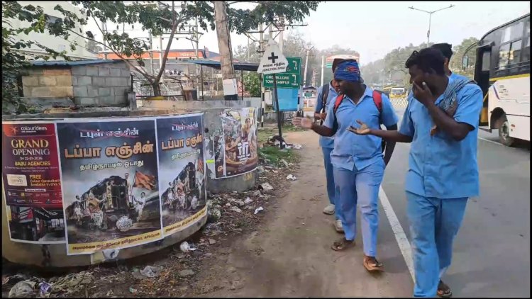 குப்பை தொட்டியில் ஒட்டப்பட்ட டபுள் எஞ்சின் விமர்சன போஸ்டர்!