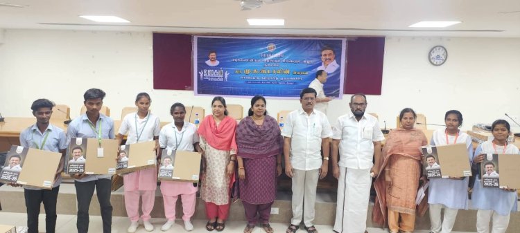 லேப்டாப் பெற்ற மாணவ மாணவிகளை மனதார வாழ்த்திய கலெக்டர்!