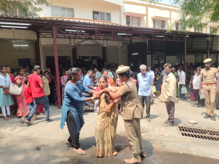 ஆட்சியர் அலுவலகத்தில் புரோக்கர்களா? திருநங்கை உதவியுடன் தீக்குளிக்க முயன்ற பெண்!