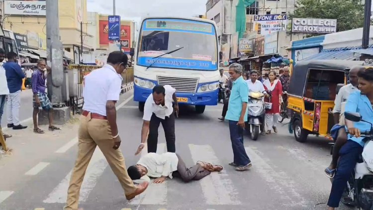 டாஸ்மாக் படுத்தும் பாடு! காண்ணா நீ தூங்கடா! நடுரோட்டில் படுத்து அலப்பறை செய்த போதை ஆசாமி!