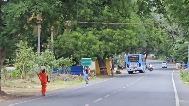 ஏழை பெண்களை பார்த்ததும் நிற்காமல் வேகம் எடுத்த அரசு பேருந்து!