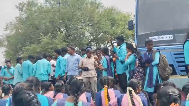 கோரிக்கைகள்: சோளிங்கர் அருகே கல்லூரி மாணவர்கள் திடீர் சாலை மறியல்!