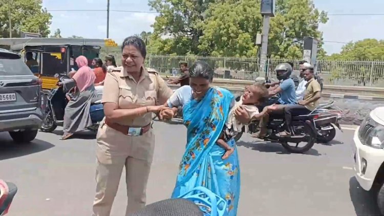 . “வாங்காத கடனை ஏன் செலுத்த வேண்டும்?”  வங்கி முன்பு 2 குழந்தைகளுடன் தாய் தீக்குளிக்க முயற்சி – போலீசார் தடுத்து நிறுத்தினர்!