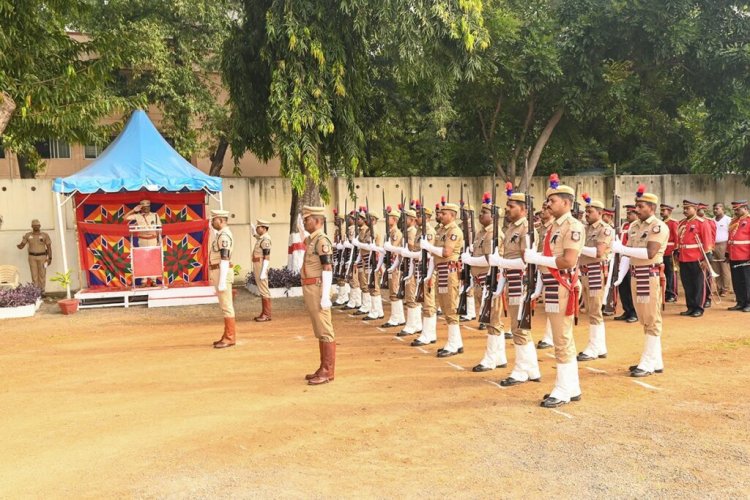 அதிகாரி இல்லாத வேலூர் ஆயுதப்படை...  எழுத்தர் கையில் அதிகாரமா? காவலர்களிடையே அதிருப்தி!