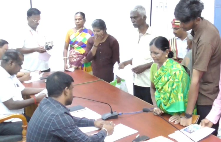 ரூ.50 ஆயிரம் கல்விக் கட்டண நிலுவை: 12-ம் வகுப்பு தேர்ச்சி பெற்ற மாணவனுக்கு சான்றிதழ்கள் வழங்க மறுப்பு?!  உயர் கல்வி பாதிக்கப்படும் நிலையில் மாவட்ட ஆட்சியர் அலுவலகத்தில் மாணவன் புகார்!