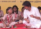 மாணவர்களுக்கு உணவு பரிமாறி... அவர்களுடன் அமர்ந்து சாப்பிட்ட முதல்வர் விஜய்!
