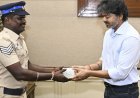 ஓடும் காரின் மேற்கூரையில் 40 கி.மீ.! உயிரைப் பணயம் வைத்து குட்கா கடத்தலைத் தடுத்த காவலர் – நேரில் அழைத்து பாராட்டிய முதல்வர் விஜய்