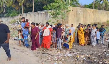 குளத்தில் குப்பை கொட்டுவதா? மக்கள் போராட்டம்!