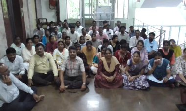 அரசு அலுவலகத்தில் போராட்டம் நடத்த விதிமுறைகள் பின்பற்றப்பட்டதா?ஆட்சியர் அறை வாசலிலேயே வருவாய்த்துறை ஊழியர்கள் தர்ணா!