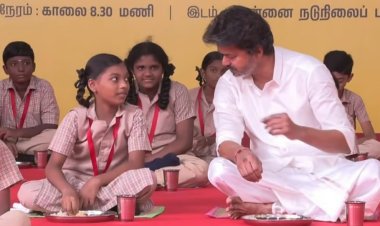 மாணவர்களுக்கு உணவு பரிமாறி... அவர்களுடன் அமர்ந்து சாப்பிட்ட முதல்வர் விஜய்!