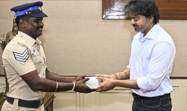 ஓடும் காரின் மேற்கூரையில் 40 கி.மீ.! உயிரைப் பணயம் வைத்து குட்கா கடத்தலைத் தடுத்த காவலர் – நேரில் அழைத்து பாராட்டிய முதல்வர் விஜய்