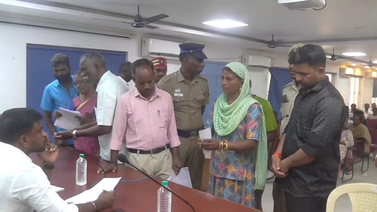 எம்.எல்.ஏ. பெயரை சொல்லி மிரட்டுகிறார்கள்!” – தனியார் பல்கலைக்கழகத்திற்கு அருகே கூடாரம் அமைத்த 45 ராஜஸ்தான் குடும்பங்கள் ஆட்சியரிடம் புகார்!