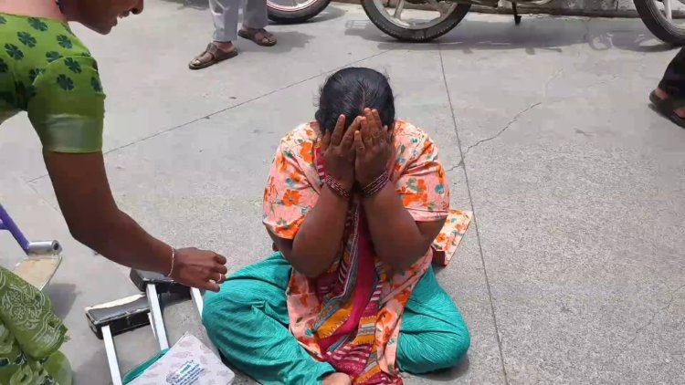பாலியல் தொந்தரவு புகார் மீது நடவடிக்கை இல்லை! சொத்தையும் பிரித்துத் தரவில்லை – ஆட்சியர் அலுவலகம் முன்பு மாற்றுத்திறனாளி பெண் தர்ணா!