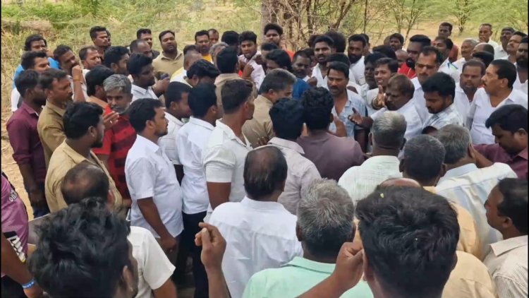 பாலாற்றில் பதுக்கி வைத்த 100 யூனிட் மணல் பறிமுதல்! ஏலம் விடுவதில் இருதரப்பினர் மோதல் – ஏலம் ஒத்திவைப்பு!