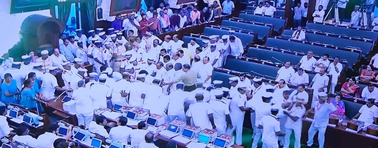அடங்காத திமுகவினர் சபாநாயகரை முற்றுகை! —சபையை நடத்தவிடாமல் அமளி... கூண்டோடு வெளியேற்றம்!