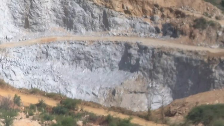 கொடைக்கல் ஆவின் அருகே ஆபத்தான பெரும்பள்ளம்! தடுப்புகள் இல்லாததால் விபத்து அபாயம் – உடனடி நடவடிக்கை கோரிக்கை!
