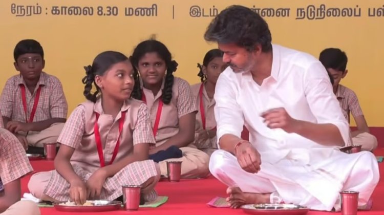 மாணவர்களுக்கு உணவு பரிமாறி... அவர்களுடன் அமர்ந்து சாப்பிட்ட முதல்வர் விஜய்!