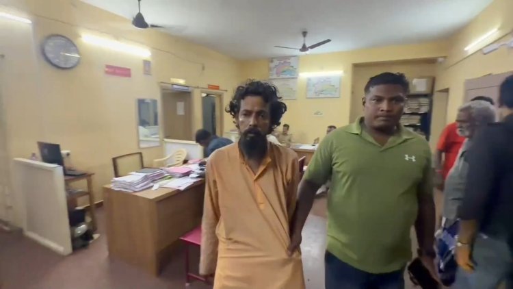 “சிவபெருமான்தான் கஞ்சா வாங்கி வரச் சொன்னார்!” காவி உடையில் 900 கிராம் கஞ்சா கடத்திய சாமியார் கைது!