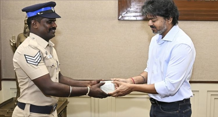 ஓடும் காரின் மேற்கூரையில் 40 கி.மீ.! உயிரைப் பணயம் வைத்து குட்கா கடத்தலைத் தடுத்த காவலர் – நேரில் அழைத்து பாராட்டிய முதல்வர் விஜய்