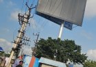 மின் வயர்களுக்கு இடையே அனுமதி தந்தது யார்? மாநகராட்சி எதிரில் கழிவுநீர் கால்வாயிலேயே ராட்சத விளம்பரப் பலகை! வரலாற்றையும் சமாதியையும் விடவில்லை!