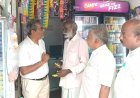 சின்னக் கடைகளில் மட்டும் ஆய்வு நடத்தினால் உணவுப் பாதுகாப்பு உறுதியாகிவிடுமா? சோளிங்கரில் அதிகாரிகளுக்கு எழும் கேள்விகள்! சான்றிதழ் இல்லை என்றால் சீல் என எச்சரிக்கை; பெரிய உணவகங்கள், மொத்த விற்பனைக் கடைகளிலும் ஆய்வு நடத்தப்படுமா?