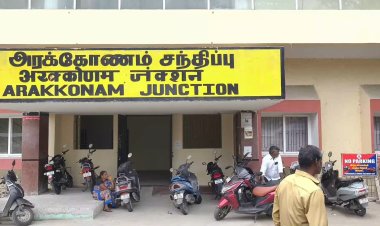 அரக்கோணம் ரயில் நிலையத்தில் இலவச வாகன நிறுத்துமிடம்  எங்கே?பயணச்சீட்டு வாங்கப் போனாலும் பார்க்கிங் கட்டணமா? அடப்பாவிகளா!