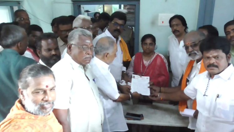 செய்தியாளர்களை ஒருதலைப்பட்சமாக நடத்தும் தொல்லியல் துறை பெண் அதிகாரி? தேவாலயத்தில் இறந்தவர் உடலை வைத்து பிரார்த்தனை செய்ய எதிர்ப்பு!