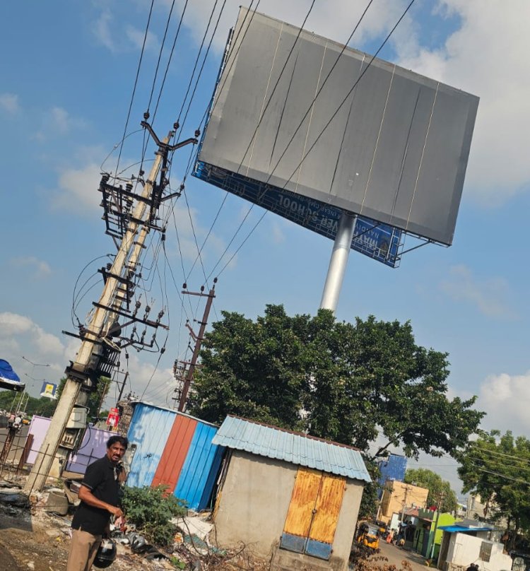 மின் வயர்களுக்கு இடையே அனுமதி தந்தது யார்? மாநகராட்சி எதிரில் கழிவுநீர் கால்வாயிலேயே ராட்சத விளம்பரப் பலகை! வரலாற்றையும் சமாதியையும் விடவில்லை!