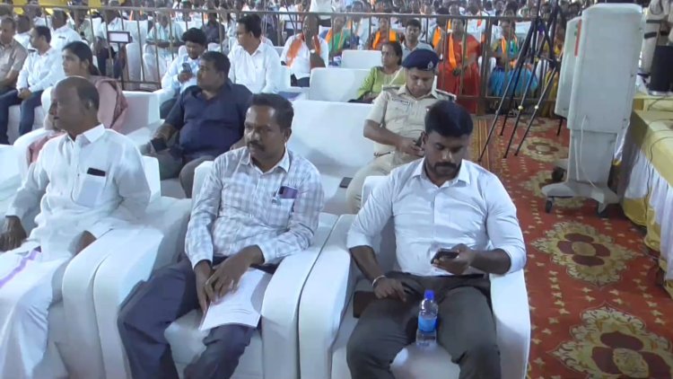 மாணவர்களுக்கு உணவு, தண்ணீர் இல்லை! வேலூர் ரயில்வே விழாவில் அலைக்கழிப்பு; DRO-வையும் கண்டுகொள்ளாத ரயில்வே அதிகாரிகள்!