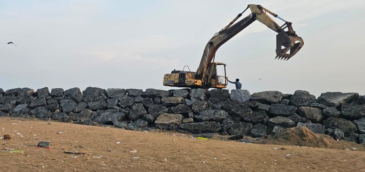 வேளாங்கண்ணி கடற்கரையில் குவியும் பிரம்மாண்ட பாறாங்கற்கள்! கடலரிப்பைத் தடுக்க ரூ.17.78 கோடியில் தடுப்புப் பணிகள்