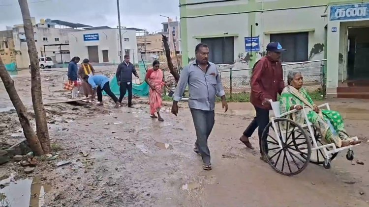 நோயைக் குணப்படுத்த வரும் மக்களுக்கு சேறும் சகதியும் வரவேற்பா? வாணியம்பாடி அரசு மருத்துவமனையில் குளம்போல் தேங்கும் மழைநீர்!  நோயாளிகள், முதியவர்கள், கர்ப்பிணிகள் அவதி –  சீரமைக்க அதிகாரிகள் முன்வருவார்களா?