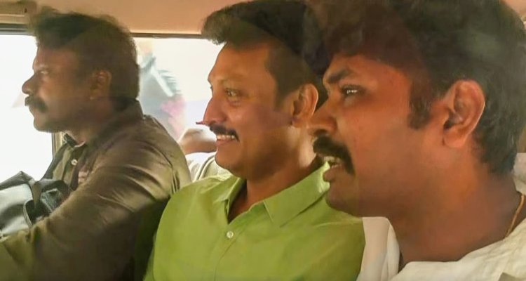 ரூ.100 கோடி முறைகேடு புகார்: முன்னாள் அமைச்சர் அன்பில் மகேஷ் கைது! காவல் ஆணையர் அலுவலகத்தில் வழக்கறிஞர் தமிழன் பிரசன்னா வாக்குவாதம்!