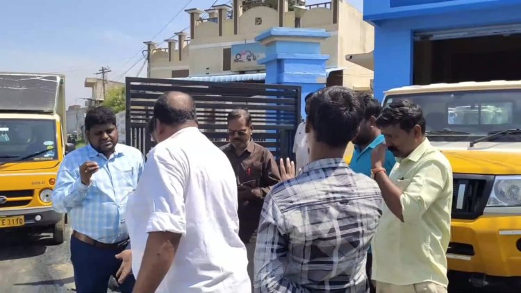 நடுரோட்டில் கொட்டிய ரசாயனம்! நடவடிக்கை எடுக்க வேண்டிய அதிகாரி மீது புகார் — பணியிடைநீக்கம் செய்யக் கோரிக்கை!